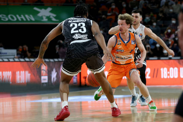 人关注的首 人关注的首