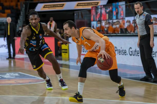 他巧妙地调 他巧妙地调